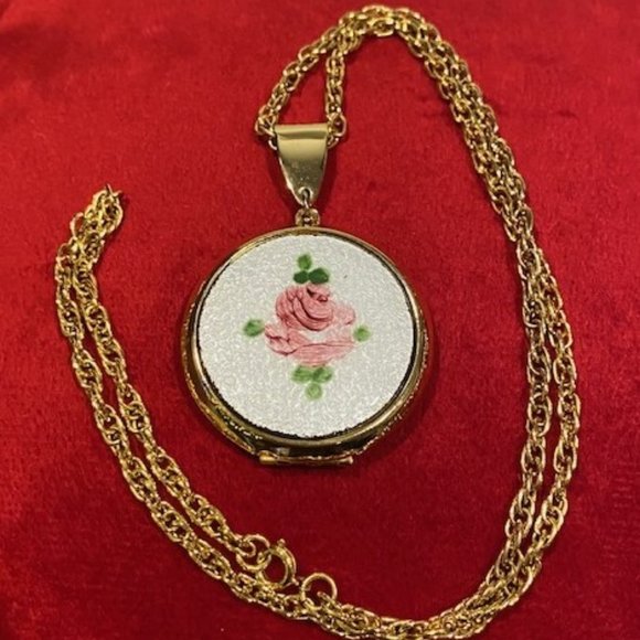 ❤️❤️Gold Tone White Flower Guilloche Large Enamel Locket NECKLACE - Picture 3 of 12
